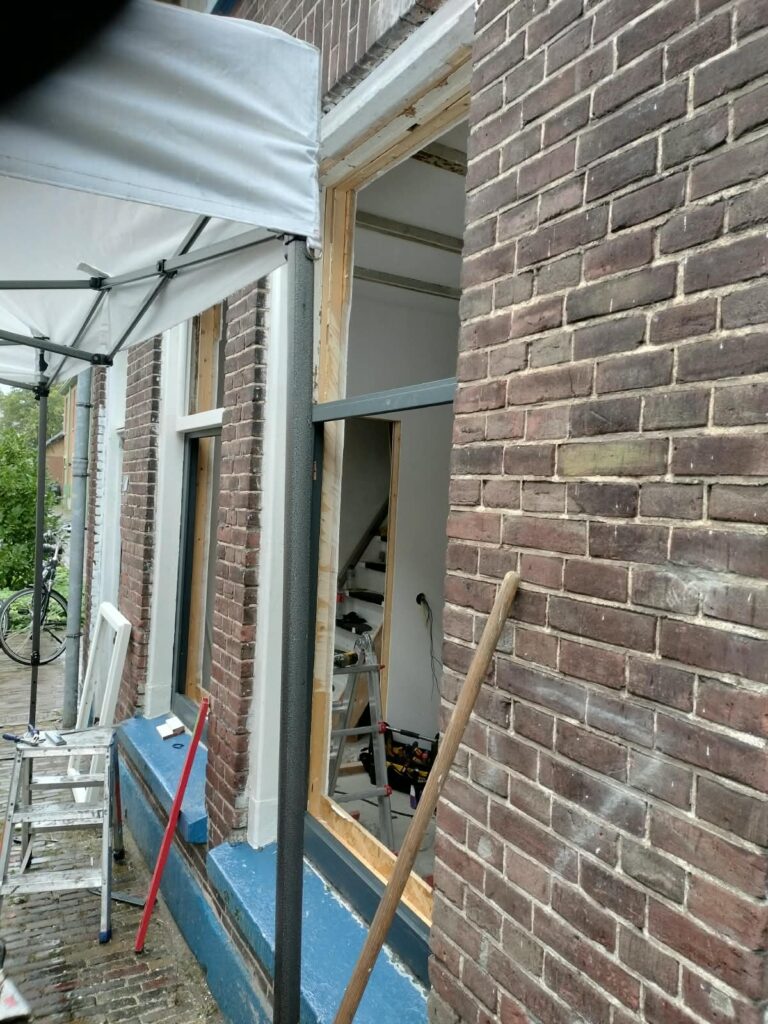 Foto kozijnen gereed maken voor montage glas
